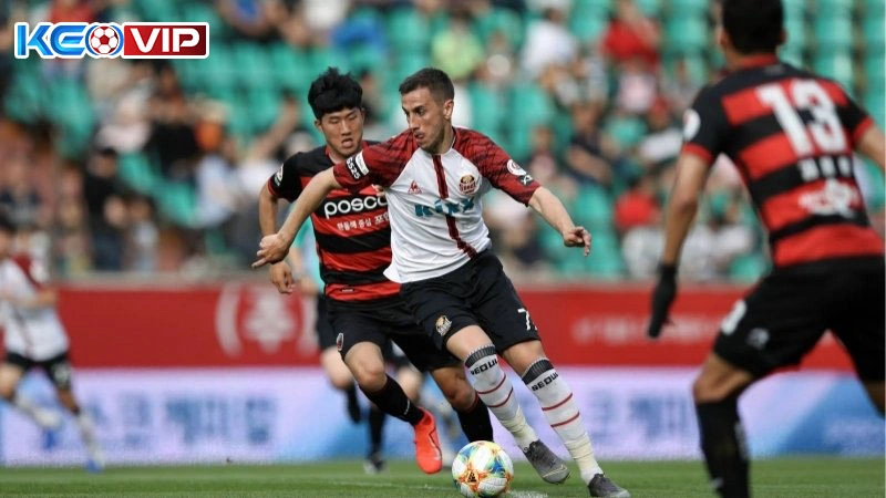 Trận đối đầu gay cấn giữa Pohang Steelers và FC Seoul